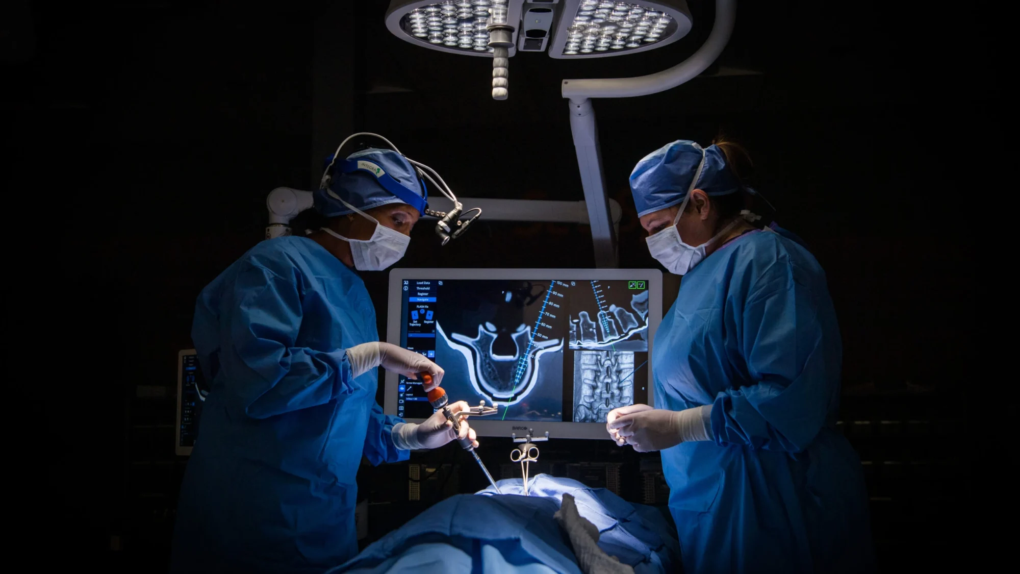 7D FLASH surgical navigation system in the operating room delivering machine-vision accuracy with radiation-free spinal navigation